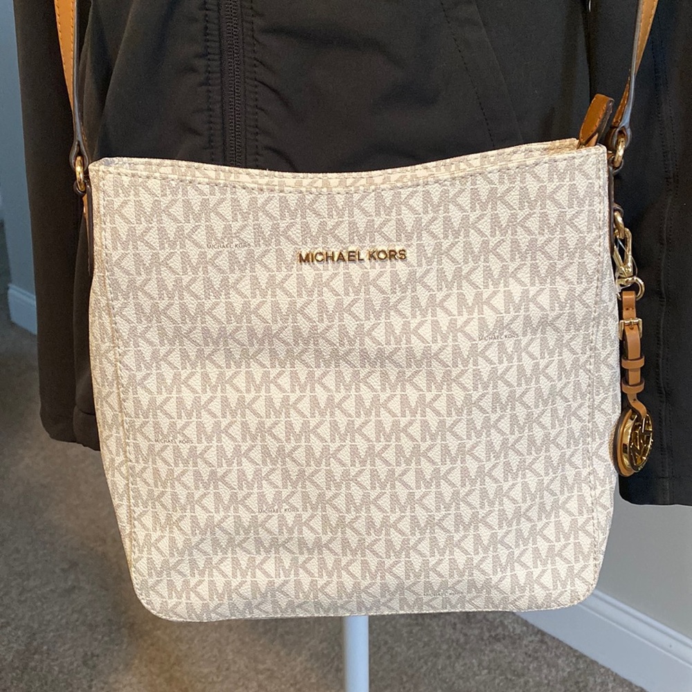 Michael Kors Jet set travel bag size large. Vanilla